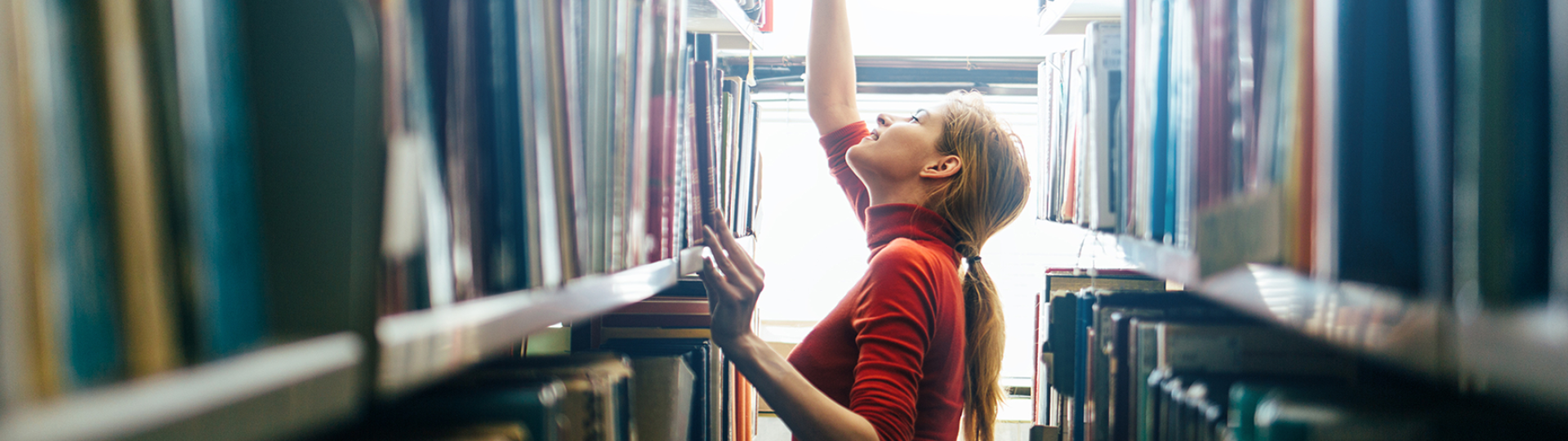 Ragazza in biblioteca