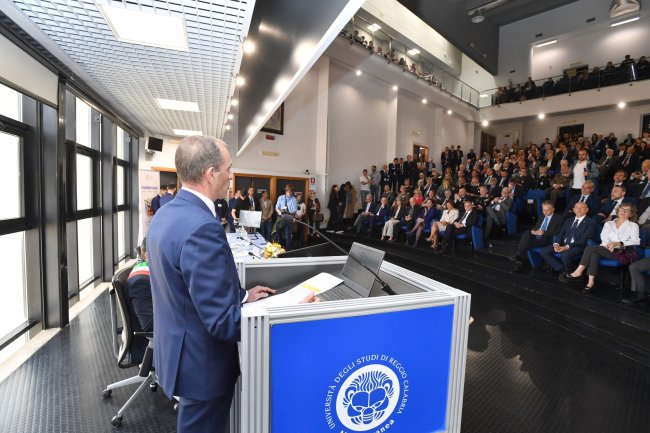 Il Rettore Zimbalatti  al podio dei relatori