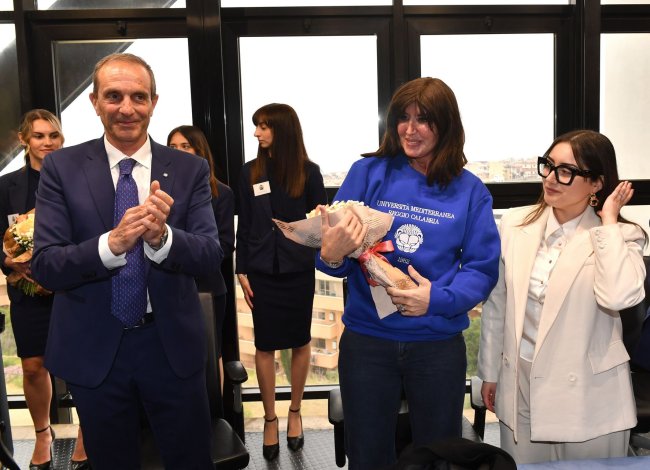 Il Ministro Anna Maria Bernini indossa la felpa della Mediterranea