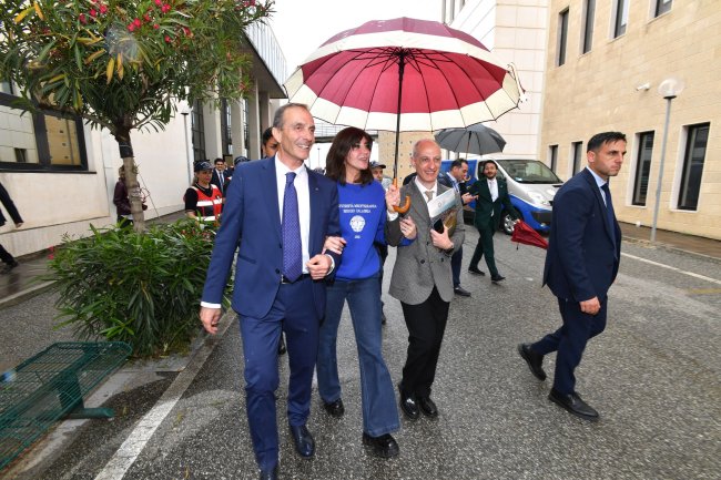 Il Ministro Anna Maria Bernini con il rettore Zimbalatti si dirigono verso la nuova area "counseling" 