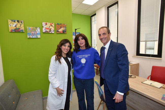 Il Ministro Anna Maria Bernini e il rettore ZImbalatti con una delle psicologhe dell'area counseling