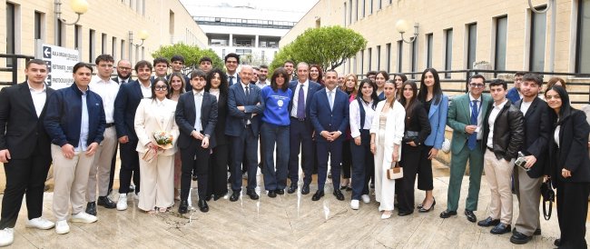 Ministro Bernini tra gli studenti