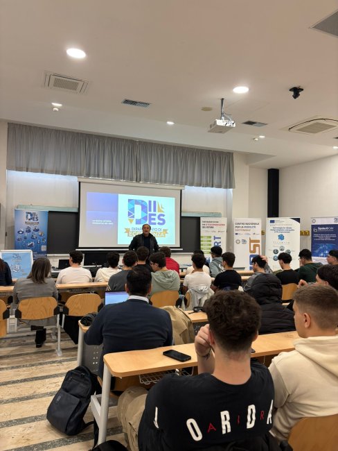 Il Dipartimento di Ingegneria dell'Informazione, delle Infrastrutture e dell'Energia Sostenibile (DIIES) dell'Università Mediterranea di Reggio Calabria ha aperto le proprie porte agli studenti delle scuole superiori, giovedì 16 aprile, in occasione dell'iniziativa di orientamento OpenDIIES.  Dopo i saluti del Direttore, Prof. Claudio De Capua, gli studenti hanno assistito alla presentazione dell’offerta formativa in ambito Ingegneria Informatica e delle Telecomunicazioni e in Ingegneria Elettronica e Biome