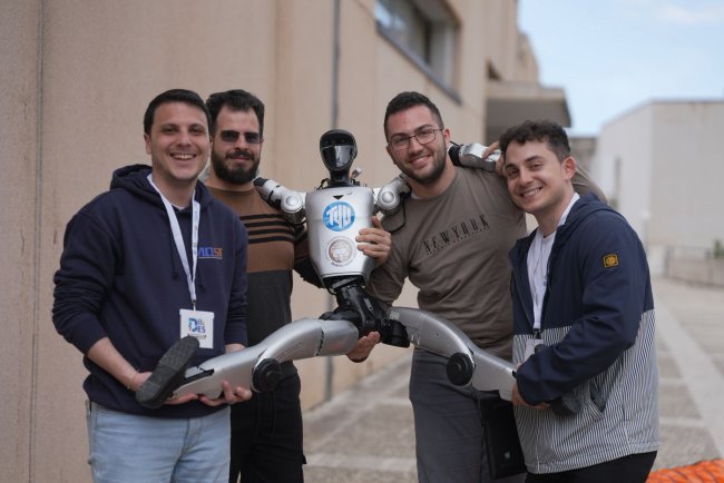 Il Dipartimento di Ingegneria dell'Informazione, delle Infrastrutture e dell'Energia Sostenibile (DIIES) dell'Università Mediterranea di Reggio Calabria ha aperto le proprie porte agli studenti delle scuole superiori, giovedì 16 aprile, in occasione dell'iniziativa di orientamento OpenDIIES.  Dopo i saluti del Direttore, Prof. Claudio De Capua, gli studenti hanno assistito alla presentazione dell’offerta formativa in ambito Ingegneria Informatica e delle Telecomunicazioni e in Ingegneria Elettronica e Biome