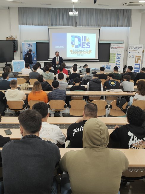 Il Dipartimento di Ingegneria dell'Informazione, delle Infrastrutture e dell'Energia Sostenibile (DIIES) dell'Università Mediterranea di Reggio Calabria ha aperto le proprie porte agli studenti delle scuole superiori, giovedì 16 aprile, in occasione dell'iniziativa di orientamento OpenDIIES.  Dopo i saluti del Direttore, Prof. Claudio De Capua, gli studenti hanno assistito alla presentazione dell’offerta formativa in ambito Ingegneria Informatica e delle Telecomunicazioni e in Ingegneria Elettronica e Biome