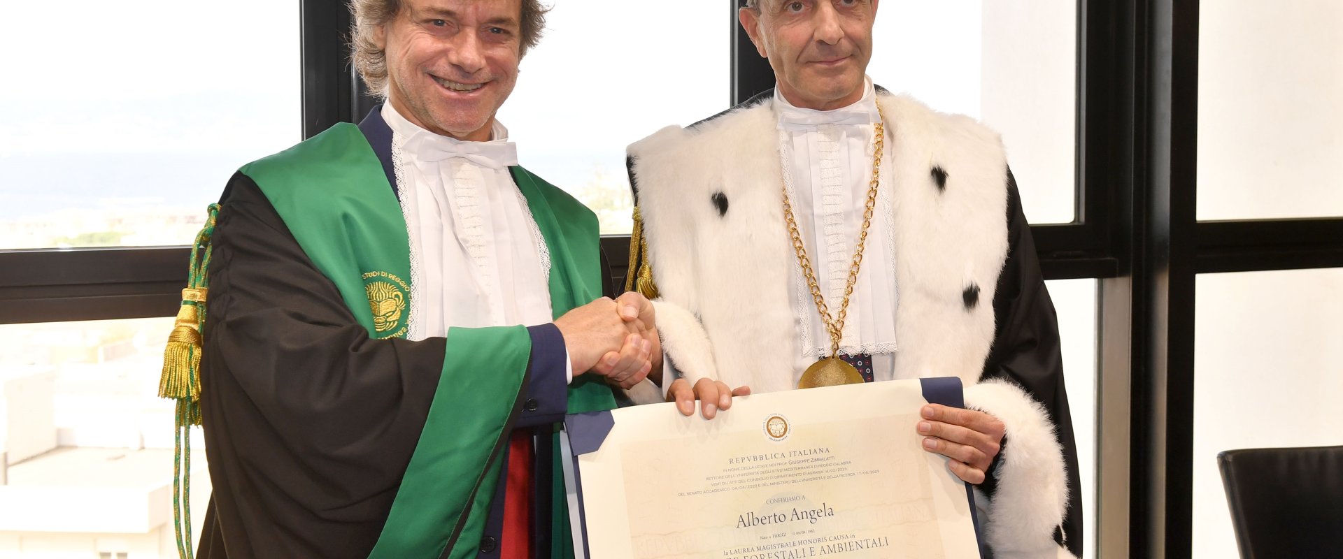 Il Rettore Zimbalatti consegna la Laurea Honoris Causa ad Alberto Angela