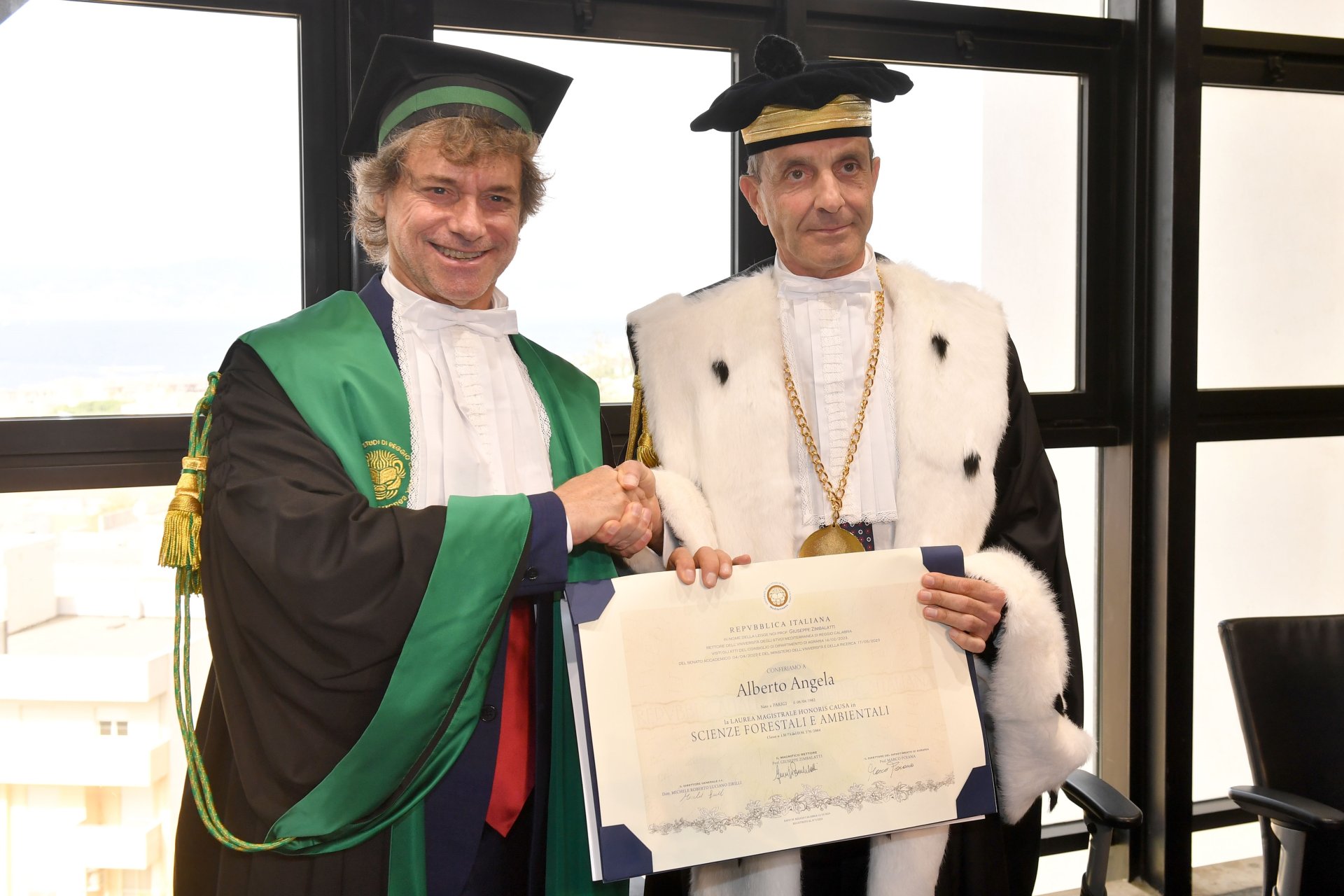 Il Rettore Zimbalatti consegna la Laurea Honoris Causa ad Alberto Angela